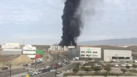 Imagen del incendio tras la explosión en una empresa de Almería Imagen del incendio tras la explosión en una empresa de Almería