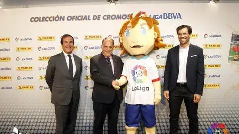 Javier Tebas presenta a 'Capi', la nueva mascota de la Liga Javier Tebas presenta a 'Capi', la nueva mascota de la Liga