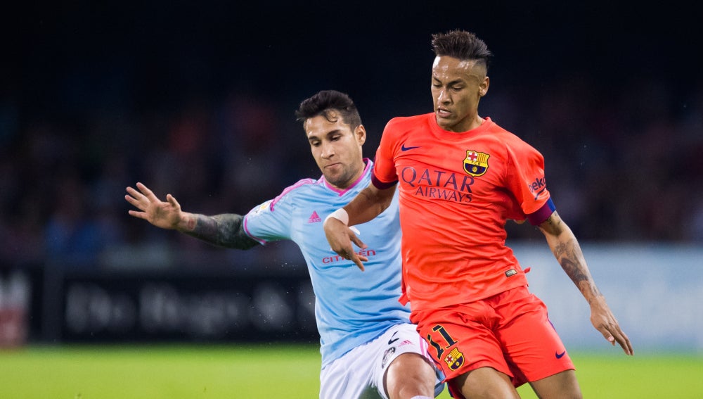 Neymar regatea ante Hugo Mallo