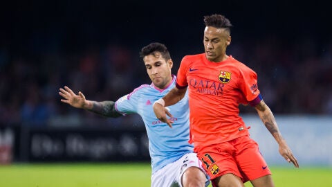 Neymar regatea ante Hugo Mallo