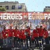 Los jugadores de la Selección festejan el triunfo en el Eurobasket junto a la afición Los jugadores de la Selección festejan el triunfo en el Eurobasket junto a la afición