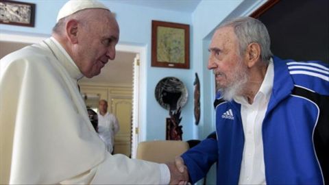 El Papa saluda a Fidel Castro