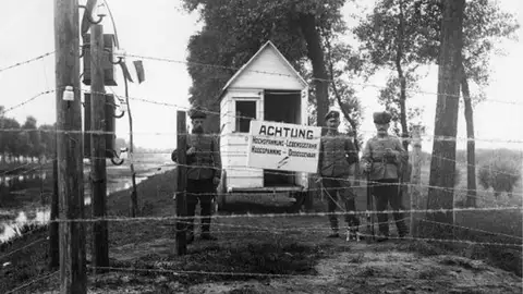 La 'valla del diablo', entre Bélgica y Holanda. La 'valla del diablo', entre Bélgica y Holanda.