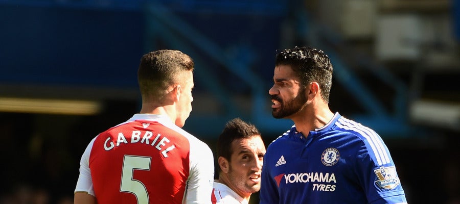 Diego Costa y Gabriel Paulista en el momento de la disputa Diego Costa y Gabriel Paulista en el momento de la disputa
