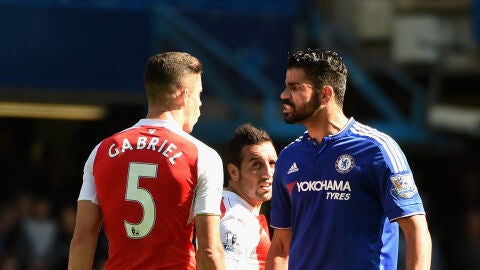 Diego Costa y Gabriel Paulista en el momento de la disputa