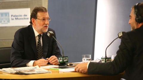 Momento de la entrevista de Carlos Alsina a Mariano Rajoy
