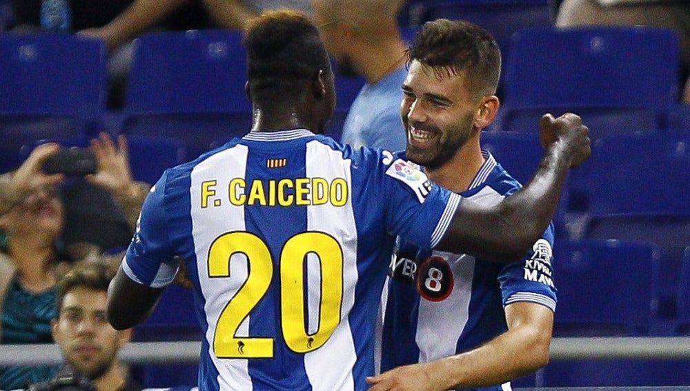 Caicedo abraza a Víctor Álvarez tras el gol al Valencia