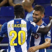 Caicedo abraza a Víctor Álvarez tras el gol al Valencia