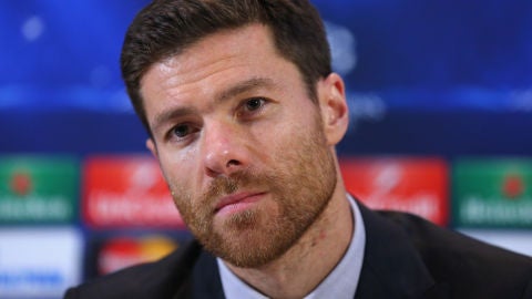 Xabi Alonso atiende a los medios