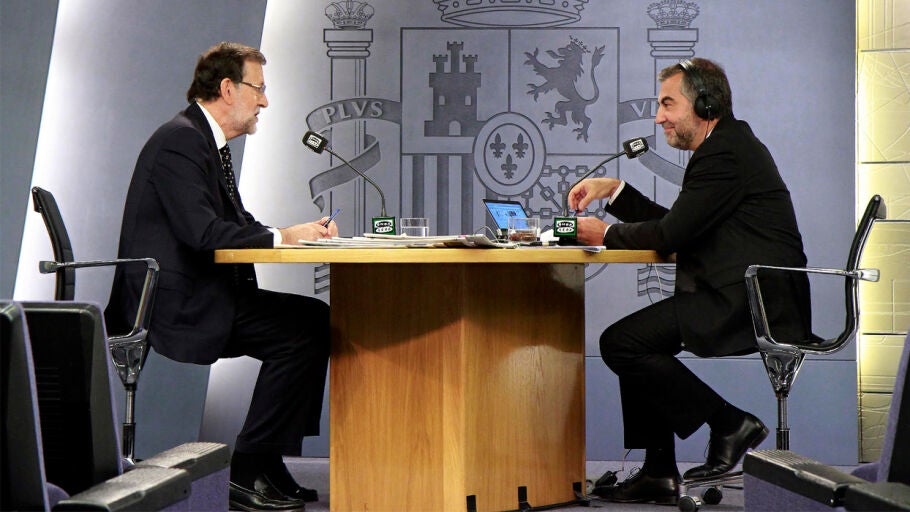 Mariano Rajoy y Carlos Alsina durante la entrevista en Moncloa