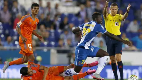 Caicedo se lleva el balón ante la presión de los jugadores del Valencia Caicedo se lleva el balón ante la presión de los jugadores del Valencia