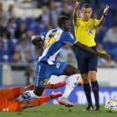 Caicedo se lleva el balón ante la presión de los jugadores del Valencia