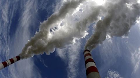 Unas f&aacute;bricas emitiendo gases contaminantes