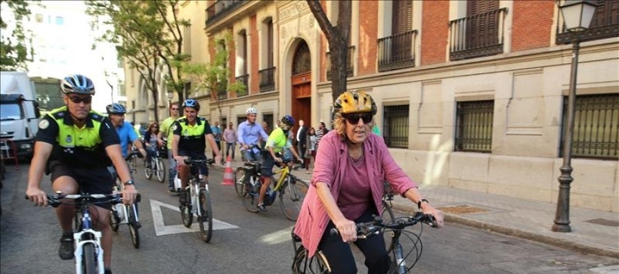 Manuela Carmena montando en bici por las calles de Madrid Manuela Carmena montando en bici por las calles de Madrid