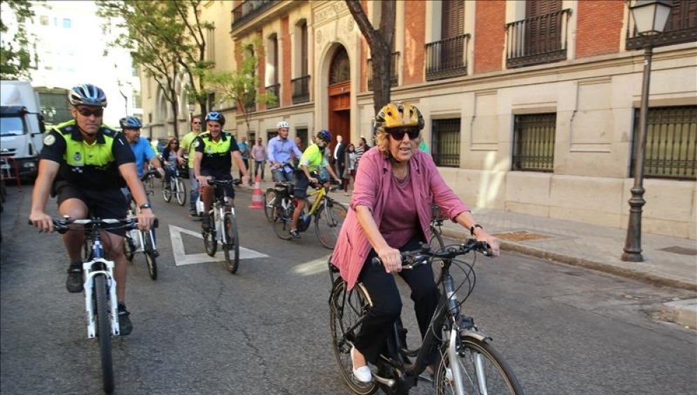 Manuela Carmena montando en bici por las calles de Madrid