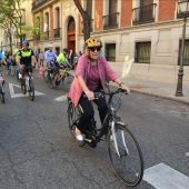 Manuela Carmena montando en bici por las calles de Madrid