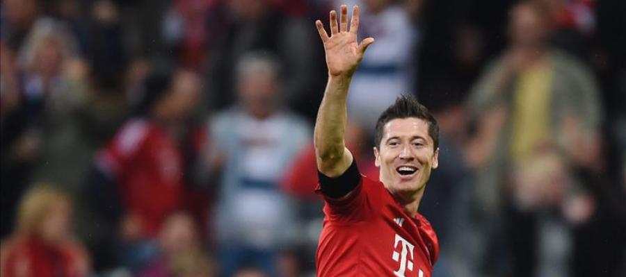 Lewandowski celebra uno de los cinco goles que consiguió con el Bayern Lewandowski celebra uno de los cinco goles que consiguió con el Bayern