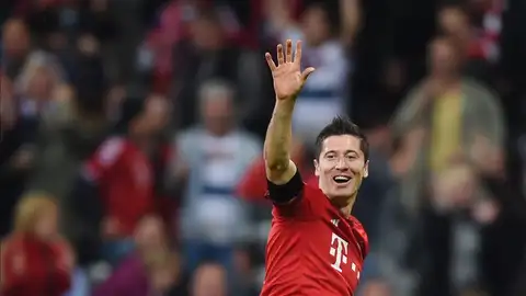 Lewandowski celebra uno de los cinco goles que consiguió con el Bayern Lewandowski celebra uno de los cinco goles que consiguió con el Bayern