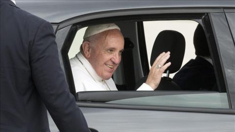 El Papa Francisco saluda en la base a&eacute;rea de Andrews, Marylan