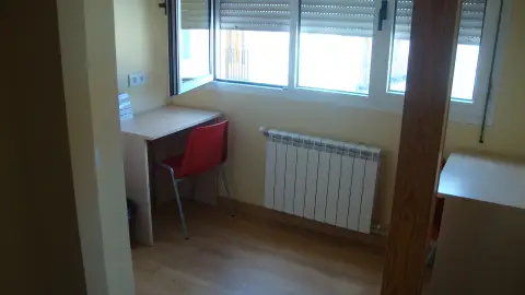 Zona de estudio de una habitación compartida Zona de estudio de una habitación compartida