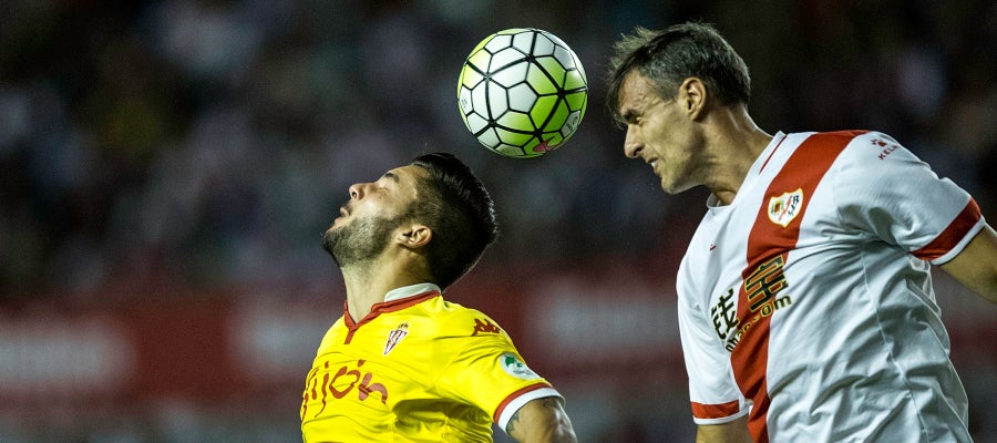 Amaya intenta despejar un balón en el partido ante el Sporting Amaya intenta despejar un balón en el partido ante el Sporting