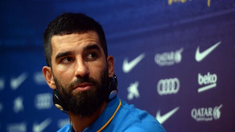 Arda Turan en rueda de prensa con el Barcelona