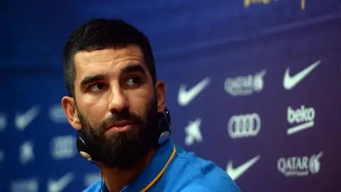 Arda Turan en rueda de prensa con el Barcelona Arda Turan en rueda de prensa con el Barcelona