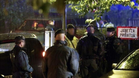 Miembros de la Guardia Civil registran el domicilio del presunto etarra