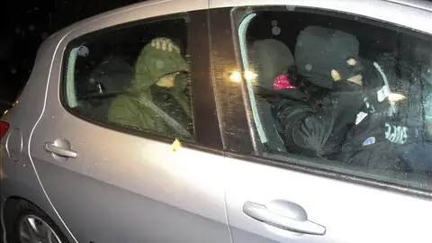 La policía francesa traslada a uno de los etarras detenidos La policía francesa traslada a uno de los etarras detenidos