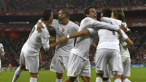 El Real Madrid celebra el gol de Benzema ante el Athletic