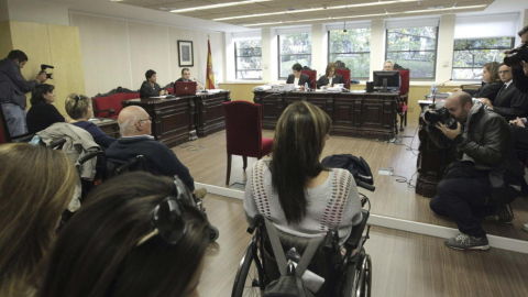 V&iacute;ctimas de la Talidomida durante un juicio