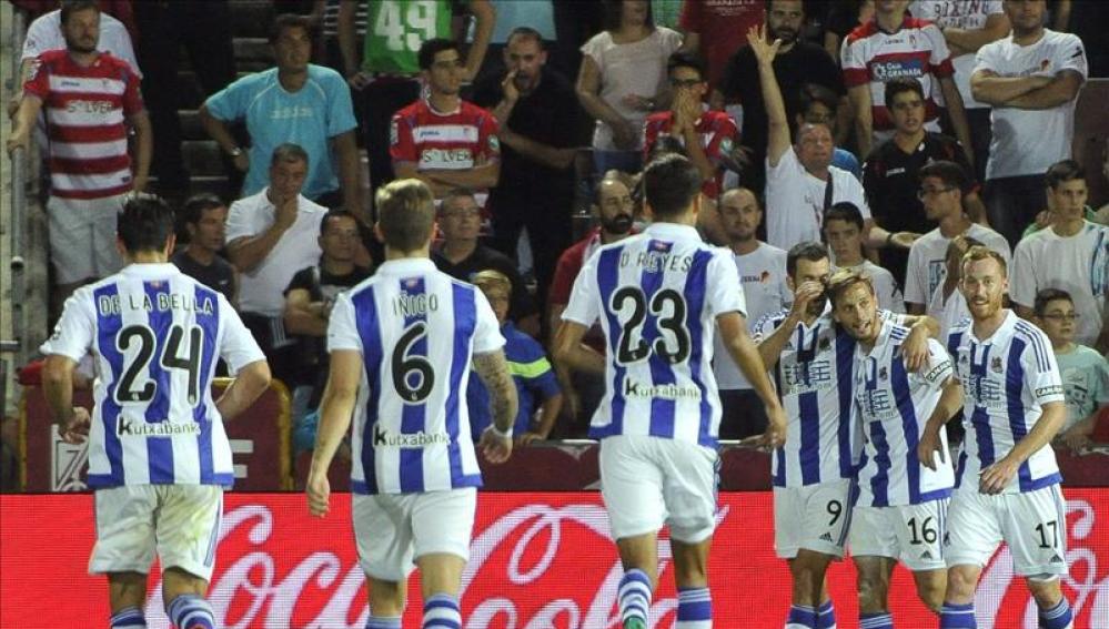 Los jugadores de la Real Sociedad celebran un gol ante el Granada