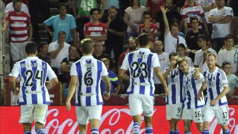 Los jugadores de la Real Sociedad celebran un gol ante el Granada