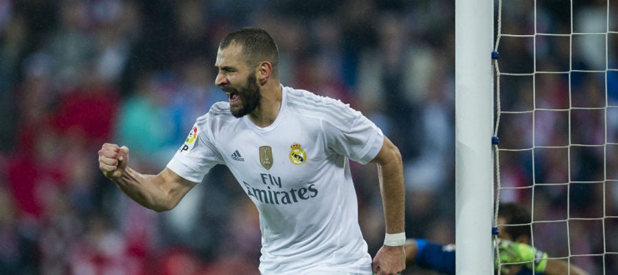Benzema celebra uno de sus goles en San Mamés Benzema celebra uno de sus goles en San Mamés