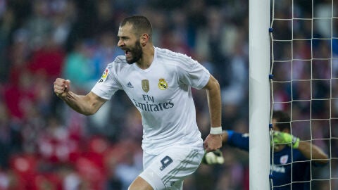 Benzema celebra uno de sus goles en San Mam&eacute;s