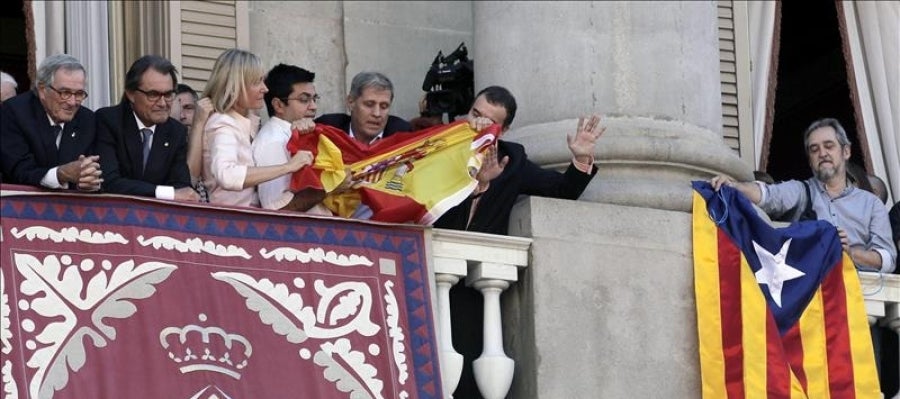 Rifirrafe en el balcón del Ayuntamiento de Barcelona Rifirrafe en el balcón del Ayuntamiento de Barcelona