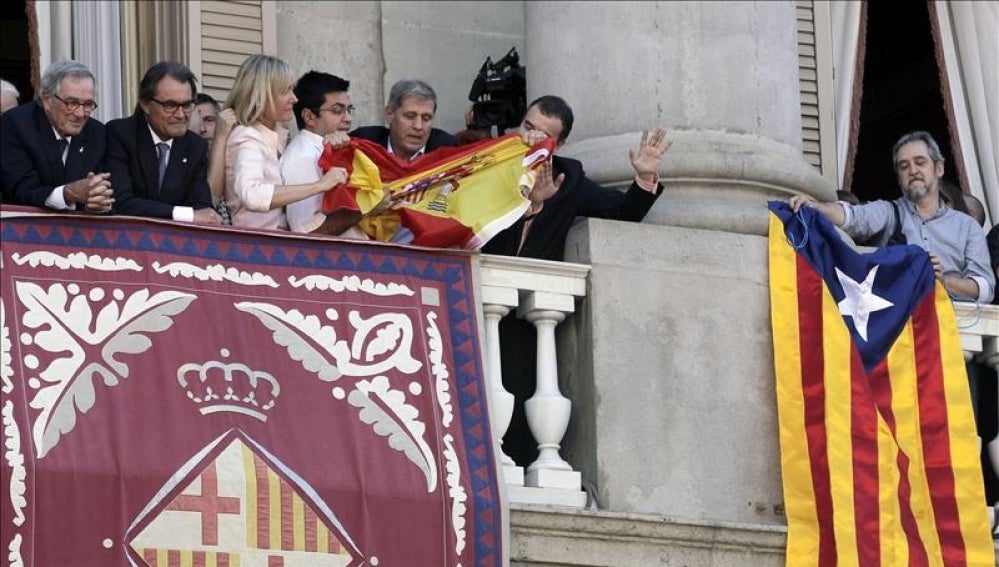 Rifirrafe en el balcón del Ayuntamiento de Barcelona