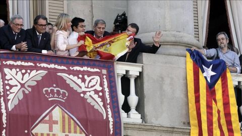 Rifirrafe en el balc&oacute;n del Ayuntamiento de Barcelona