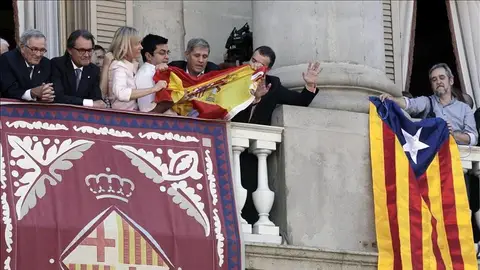 Rifirrafe en el balcón del Ayuntamiento de Barcelona Rifirrafe en el balcón del Ayuntamiento de Barcelona