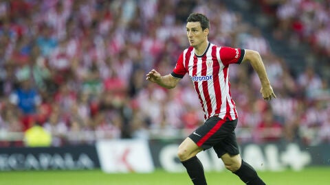 Aduriz conduciendo el bal&oacute;n