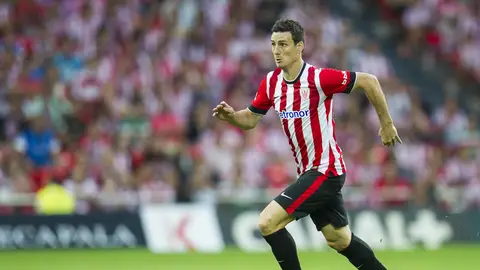 Aduriz conduciendo el balón Aduriz conduciendo el balón
