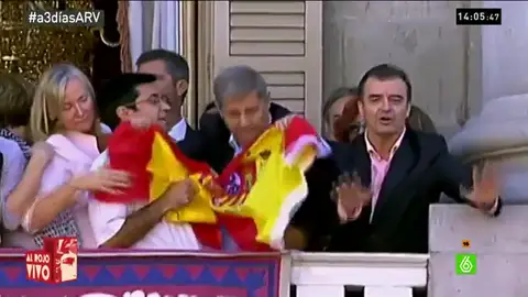 Frame 10.410506 de: Rifirrafe en el balcón del Ayuntamiento de Barcelona por las banderas Frame 10.410506 de: Rifirrafe en el balcón del Ayuntamiento de Barcelona por las banderas