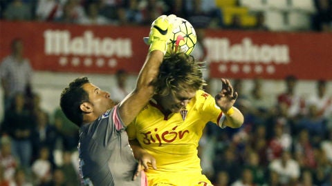 Halilovic pelea un bal&oacute;n contra To&ntilde;o