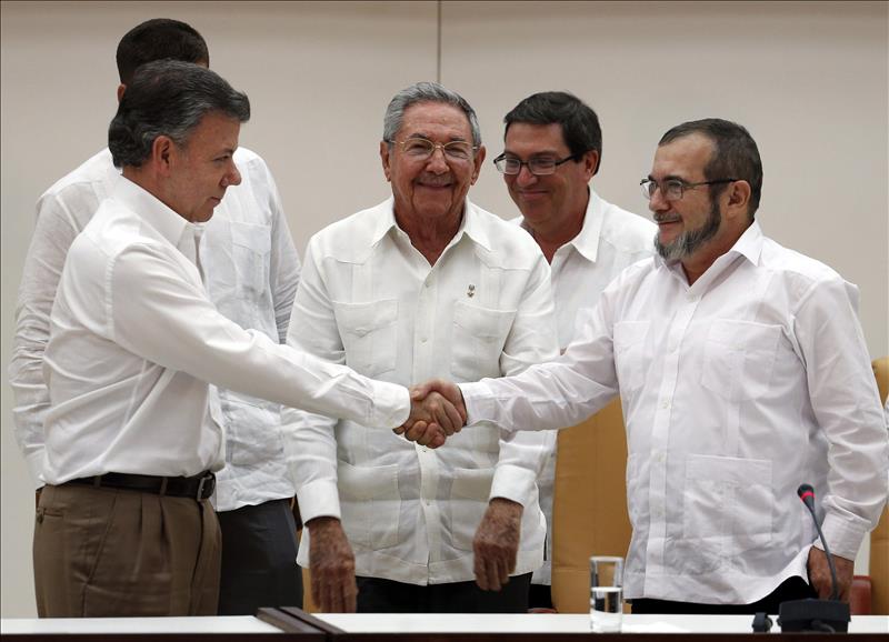 Santos y la FARC acuerdan firmar la paz de Colombia en seis meses Santos y la FARC acuerdan firmar la paz de Colombia en seis meses