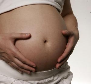 Vista de la tripa de una mujer embarazada Vista de la tripa de una mujer embarazada