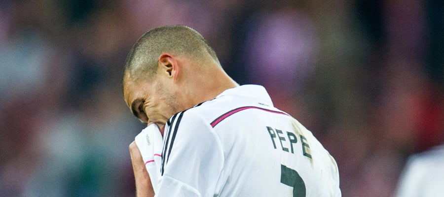 Pepe se lamenta durante un partido con el Real Madrid Pepe se lamenta durante un partido con el Real Madrid