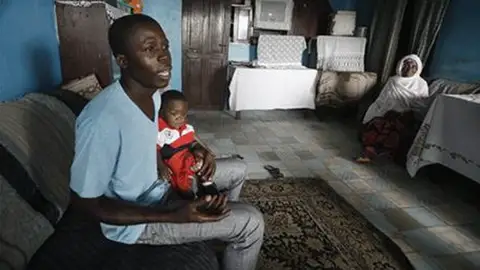 Donnell Tholley, el joven que adoptó a un niño enfermo de ébola Donnell Tholley, el joven que adoptó a un niño enfermo de ébola