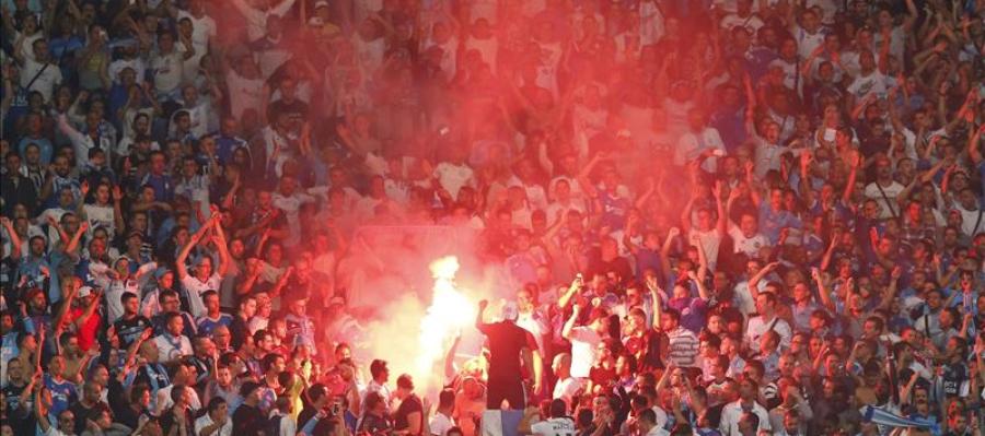 Aficionados del Olympique de Marsella encienden bengalas Aficionados del Olympique de Marsella encienden bengalas