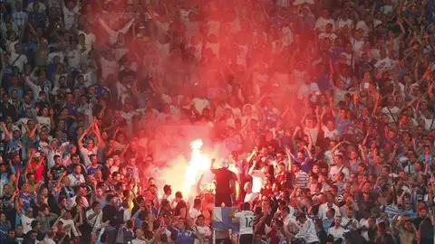 Aficionados del Olympique de Marsella encienden bengalas Aficionados del Olympique de Marsella encienden bengalas