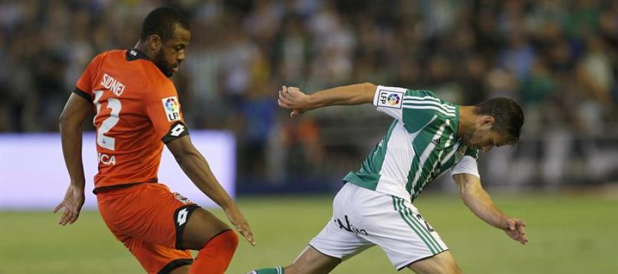 Rubén Castro trata de irse de Sidnei durante el partido Rubén Castro trata de irse de Sidnei durante el partido